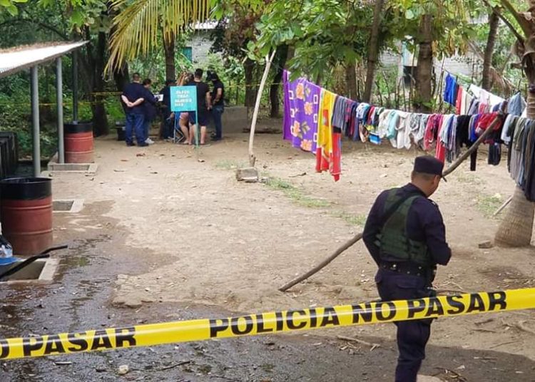 Pandilleros sacan a hombre de piscina y lo asesinan en Moncagua