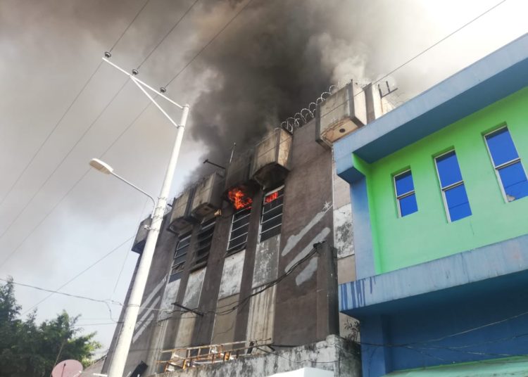 Incendio consume mueblería en centro de San Salvador
