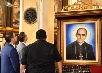 Alcalde Muyshondt y gobernador de California visitan cripta de Monseñor Romero