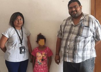 Hallan en Veracruz a niña salvadoreña que se había extraviado de la caravana de migrantes
