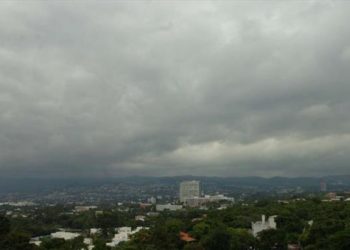 Ambiente caluroso y chubascos aislados para este jueves