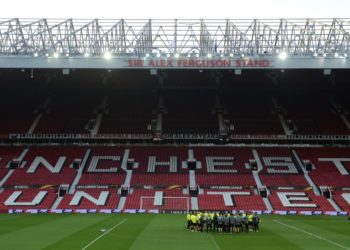 El estadio Old Trafford con tremenda gotera