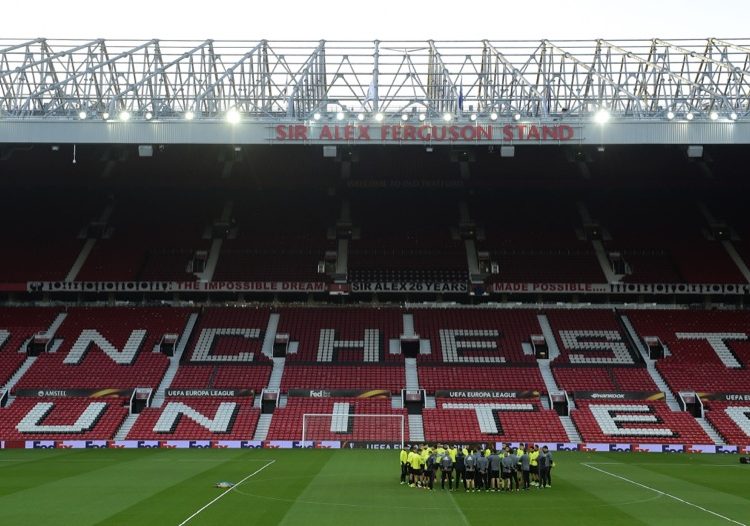 El estadio Old Trafford con tremenda gotera