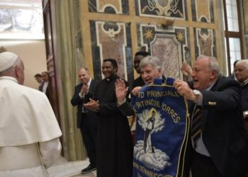 El papa pide a los peluqueros y estilistas que no sean «chismosos»