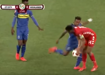 Jugador pierde el control y propina tremenda patada a rival en fútbol de Sudáfrica