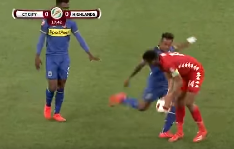 Jugador pierde el control y propina tremenda patada a rival en fútbol de Sudáfrica