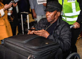 Dan de alta a Pelé y retorna a su casa tras operación