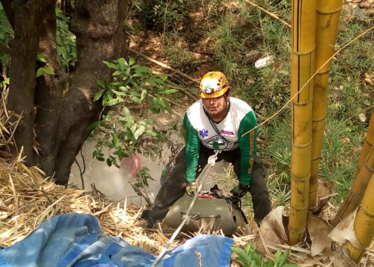 Hombre en estado de ebriedad lanza a su mujer a un barranco de 15 metros