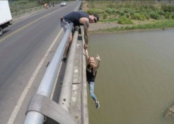 (VÍDEO) Actriz arriesga su vida pendiendo de un puente por una fotografía para Instagram