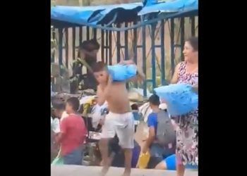 (VIDEO) Camión de La Cascada choca en Tecoluca y los habitantes hurtan la mercadería