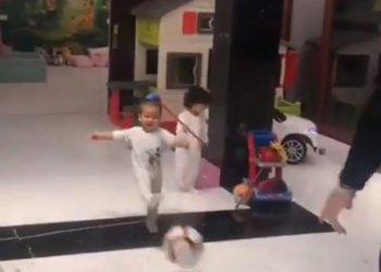 Vídeo de Cristiano Ronaldo jugando con su hijo desata la polémica en las redes