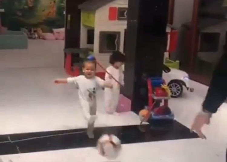 Vídeo de Cristiano Ronaldo jugando con su hijo desata la polémica en las redes