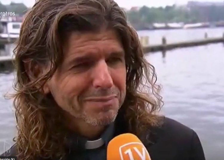 Iglesia católica suspende a sacerdote que se declara homosexual