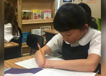 Una niña que nació sin manos gana un concurso de caligrafía