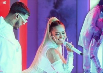 (Vídeo) Karol G y Anuel se prendieron en el escenario de los Billboards dándose un beso apasionado