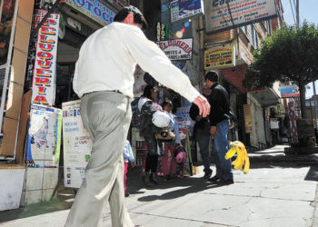 Impondrán $10 de multa a personas que lancen basura en la ciudad de San Miguel