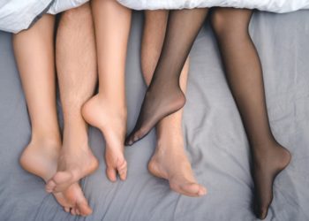 Como regalo de cumpleaños marido regala un trío sexual a su mujer