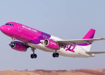 Un hombre trató de abrir la puerta de un avión en pleno vuelo en Italia