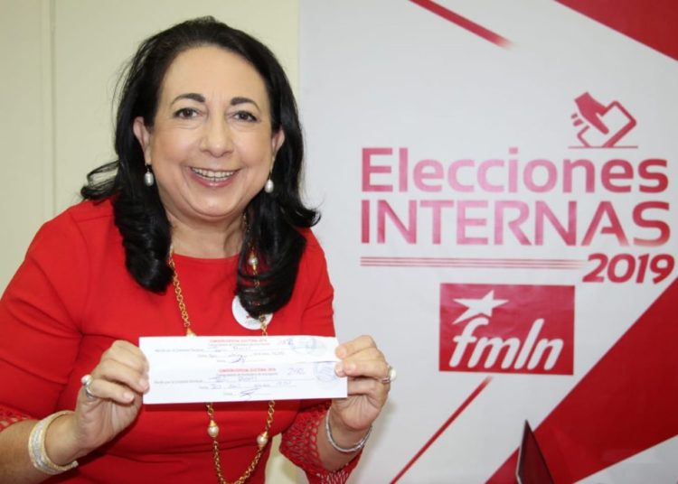 Yanci Urbina se inscribe como candidata a secretaria departamental del FMLN en San Salvador