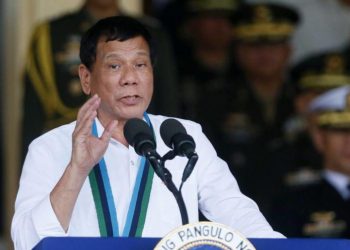 (VIDEO) Una cucaracha interrumpe un discurso del presidente Rodrigo Duterte