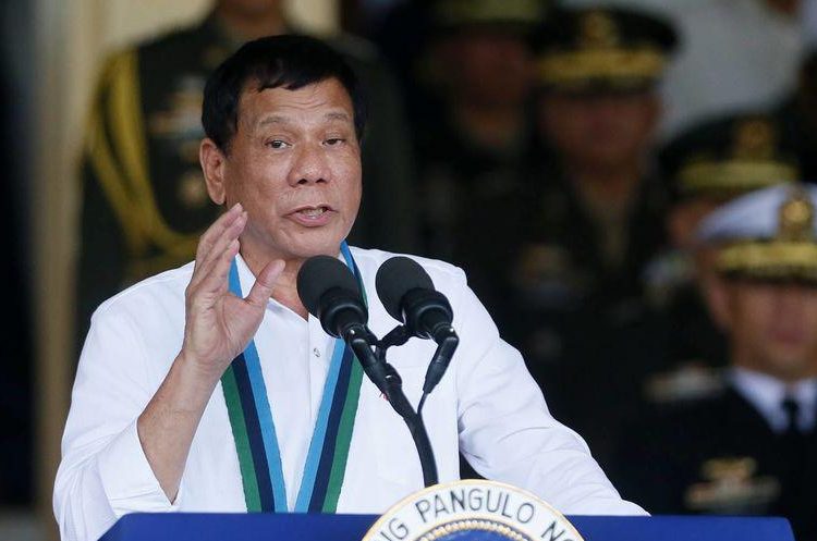 (VIDEO) Una cucaracha interrumpe un discurso del presidente Rodrigo Duterte