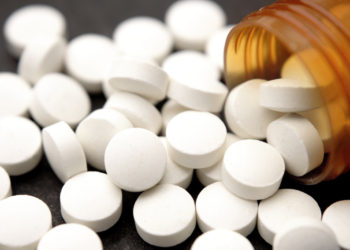 Tomar aspirina en dosis bajas podría causarle mayor riesgo de sangrado en el cráneo