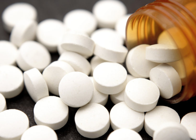 Tomar aspirina en dosis bajas podría causarle mayor riesgo de sangrado en el cráneo