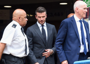 David Beckham, sin licencia para conducir por usar el celular mientras manejaba