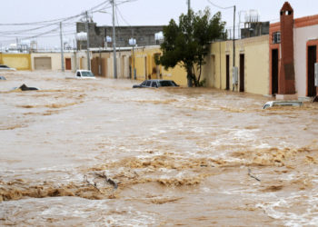 Inundaciones arrasan varias zonas del desierto de Arabia Saudita