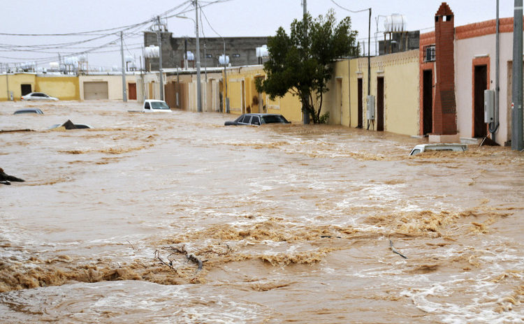 Inundaciones arrasan varias zonas del desierto de Arabia Saudita