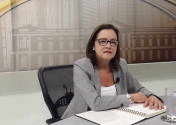 Alexandra Hill: “Cómo vas a morder la mano que te da de comer”