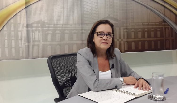 Alexandra Hill: “Cómo vas a morder la mano que te da de comer”