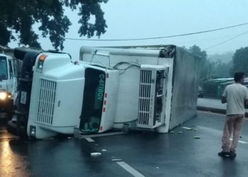 Distracción de conductores provoca múltiple accidente en Armenia