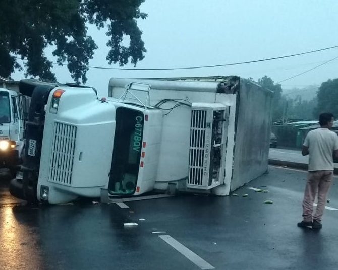 Distracción de conductores provoca múltiple accidente en Armenia