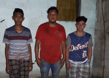 Capturan a sujetos que desmantelaban un tráiler en Cuscatlán