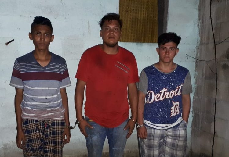 Capturan a sujetos que desmantelaban un tráiler en Cuscatlán