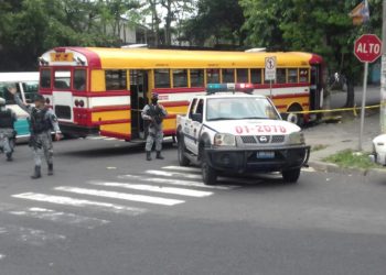 Delincuentes hieren de bala a motorista de Ruta 1 frente a la entrada de derecho de la UES