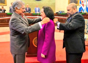 Jean Manes recibe medalla «5 de noviembre» por fortalecer lazos de amistad entre El Salvador y EE.UU.