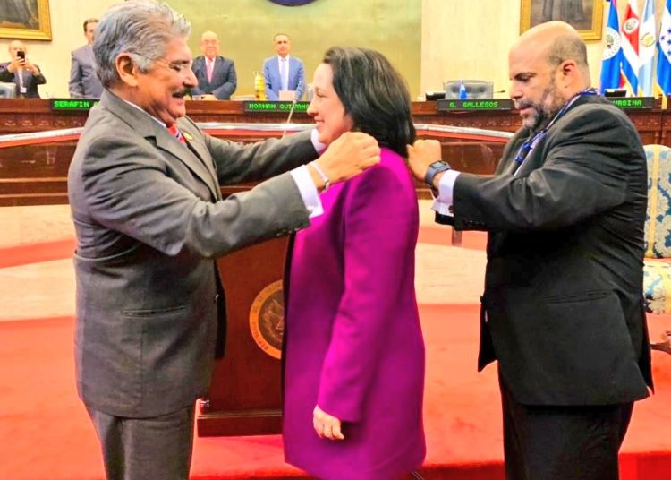 Jean Manes recibe medalla «5 de noviembre» por fortalecer lazos de amistad entre El Salvador y EE.UU.