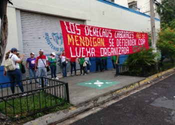 Sindicato del ISSS bloquea ingreso a Ministerio de Hacienda por demanda de contratos colectivos
