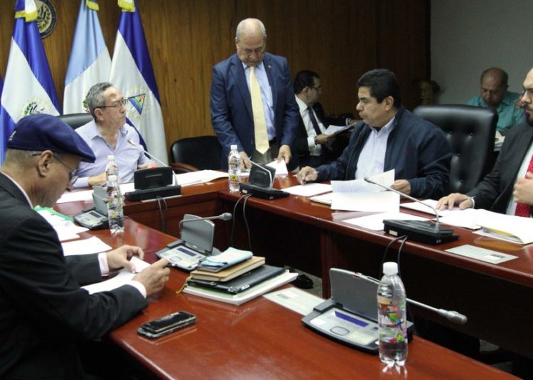 Asamblea estudia proyecto de nueva ley de amnistía que contempla pensión para víctimas de la guerra