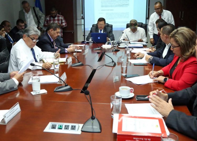 Diputados presionan para que nuevo director de la PNC sea de carrera