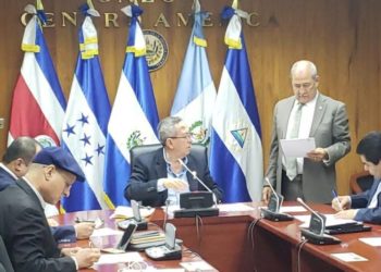 Diputados de ARENA, FMLN, PCN y PDC firman documento de la nueva ley de amnistía