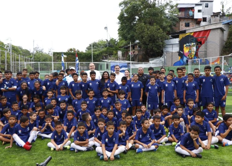 (VIDEO) Ernesto Muyshondt entrega moderno centro deportivo en la comunidad Las Palmas