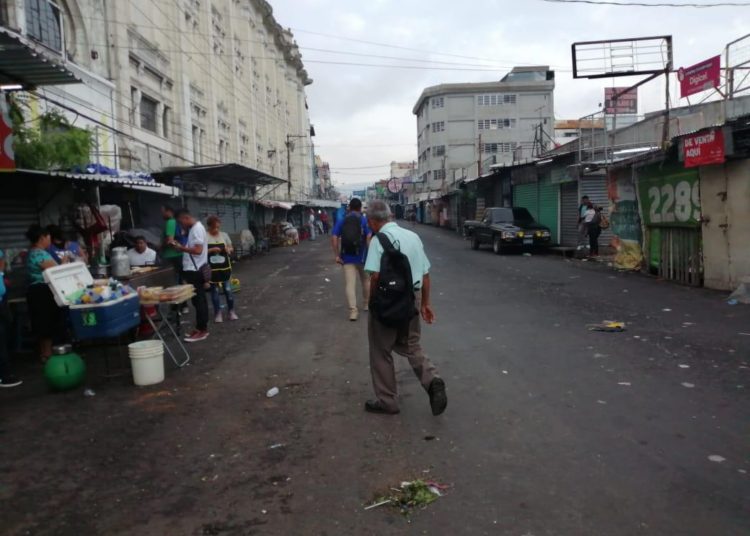 Vendedores informales acuerdan despejar calle Rubén Darío para el traspaso de mando