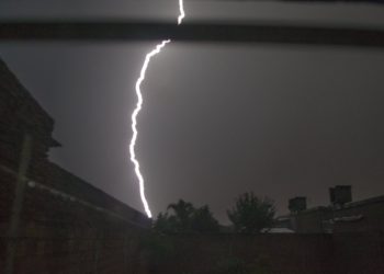 (VIDEO): Así se ve la poderosa caída de un rayo positivo