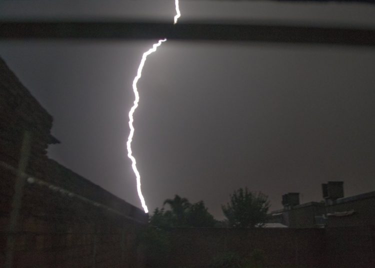 (VIDEO): Así se ve la poderosa caída de un rayo positivo