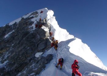Se eleva a siete los escaladores muertos al intentar llegar a la cima del monte Everest