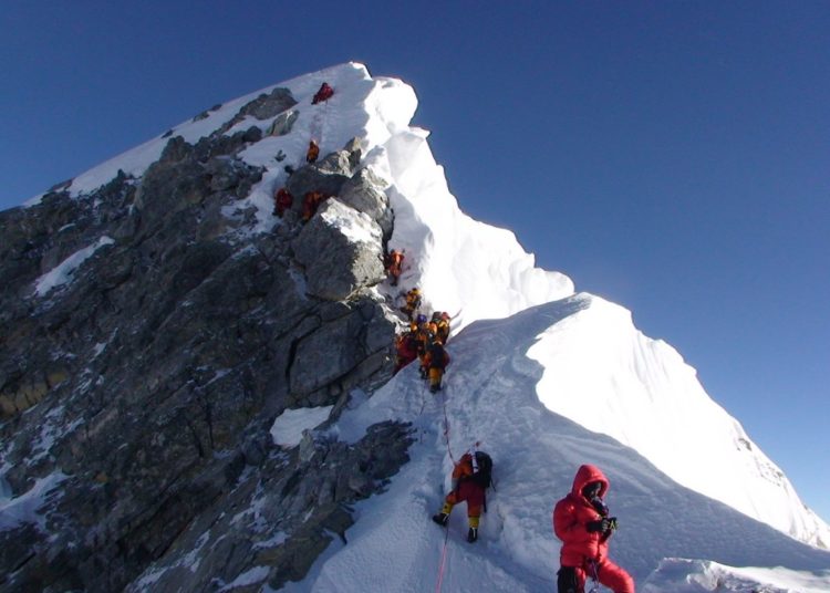 Se eleva a siete los escaladores muertos al intentar llegar a la cima del monte Everest