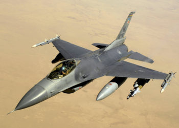 Avión de combate F-16 se estrella en una bodega en California